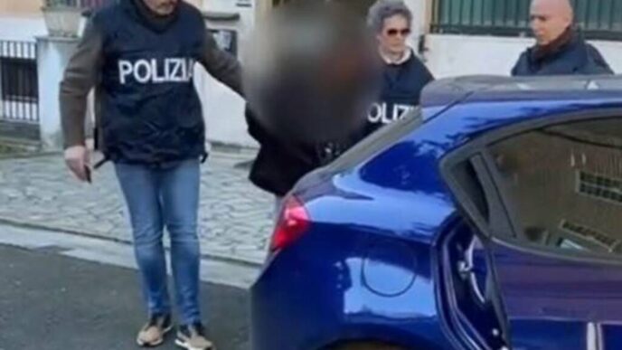Arrestata A Le28099Aquila Una Compl