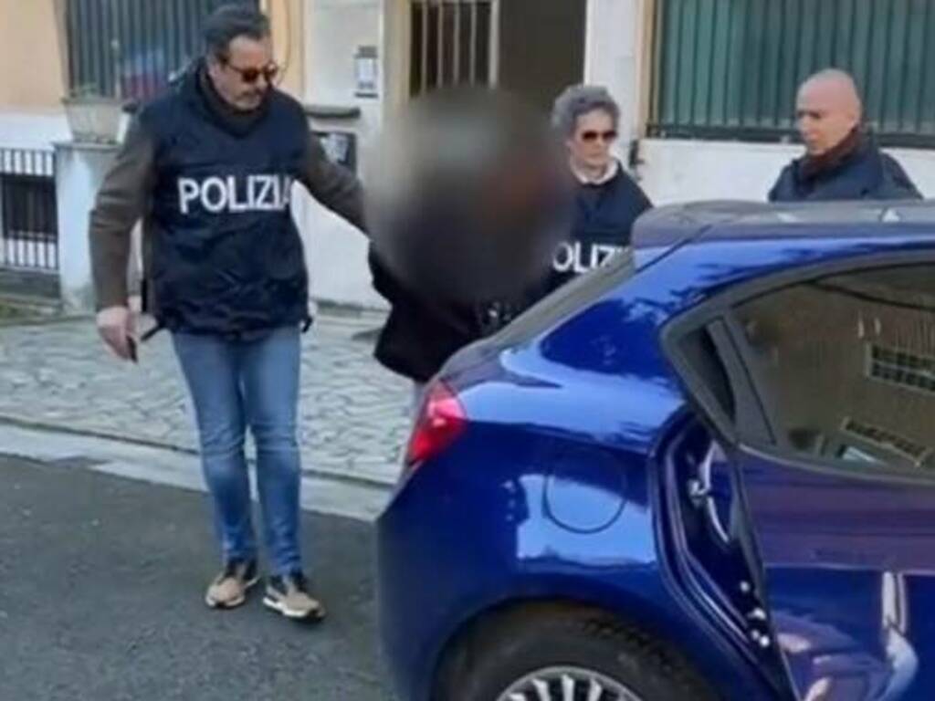 Arrestata A Le28099Aquila Una Compl