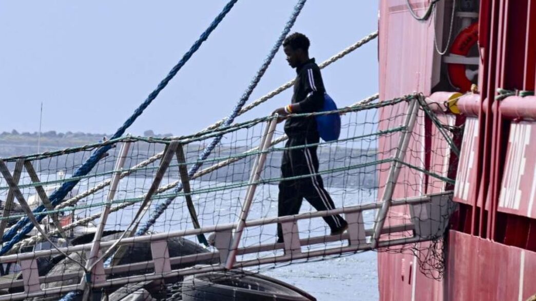 Arrivo A Napoli3A Nave Con 41 M