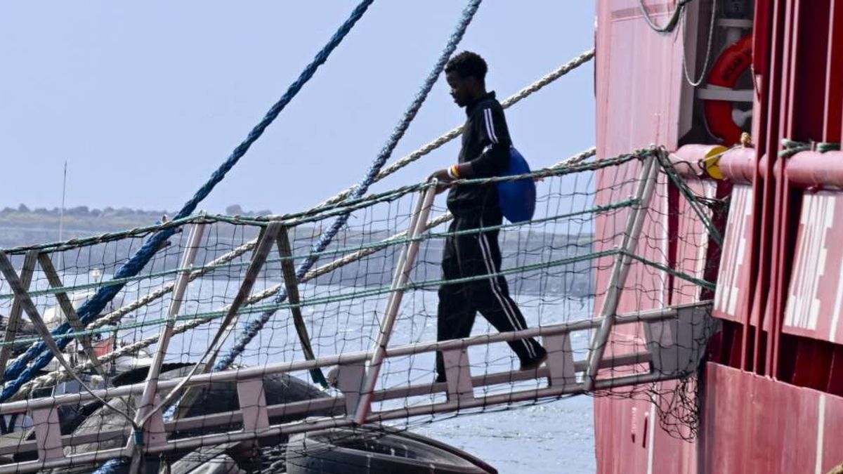 Arrivo A Napoli3A Nave Con 41 M