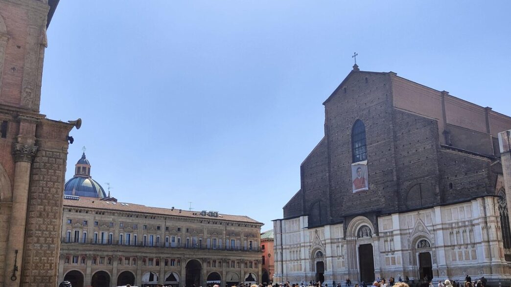 Bologna3A Una Cittc3A0 Che Si Tras