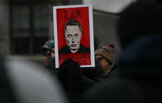 Elon Musk Minaccia Di Licenzia