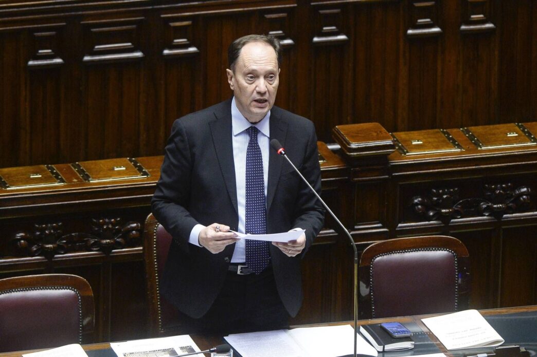 Il Governo Risponde Alle Accus
