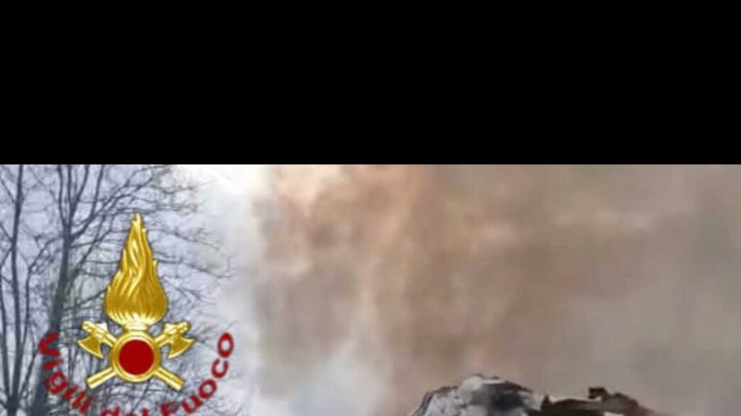 Incendio Distrugge Autobus Di