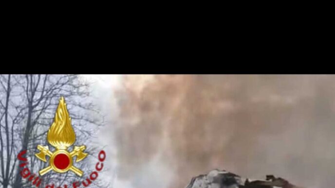 Incendio Distrugge Autobus Di