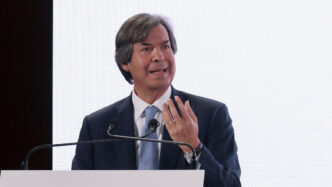 Intesa Sanpaolo Si Discosta Da
