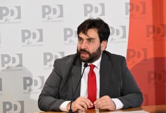 Michele Fina Prende In Mano La