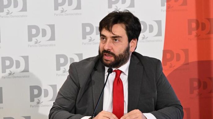 Michele Fina Prende In Mano La