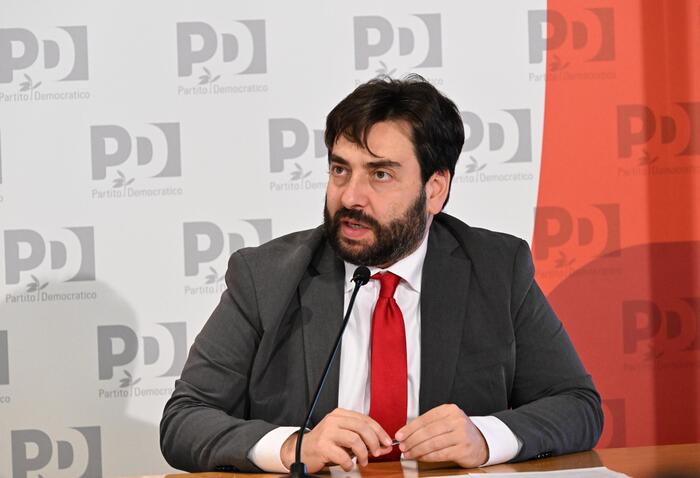 Michele Fina Prende In Mano La