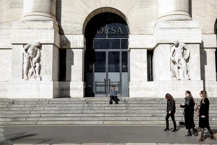 Milano Spinge Avanti3A Listini