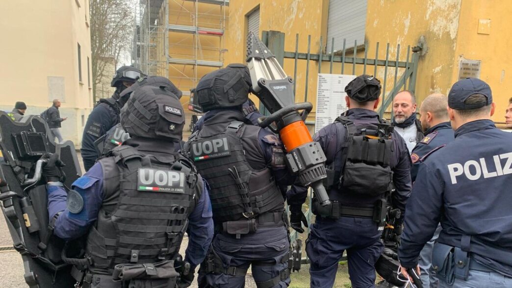 Monza3A Uomo In Crisi Si Barric