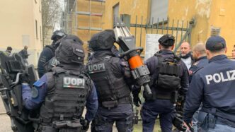 Monza3A Uomo In Crisi Si Barric