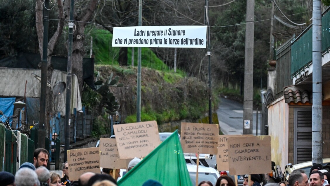 Napoli2C Furti Alla Collina Di