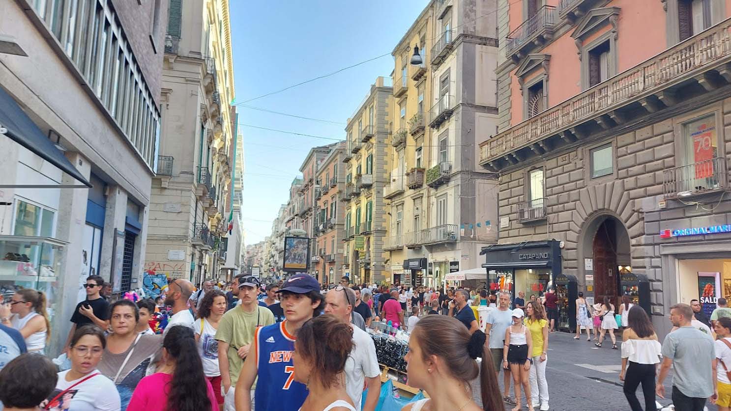 Napoli3A Onda Di Turisti In Arr