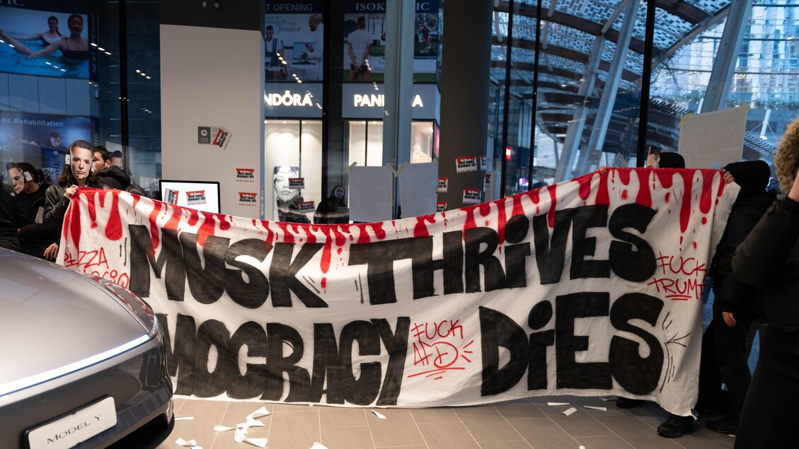 Protesta A Milano Contro Musk3A