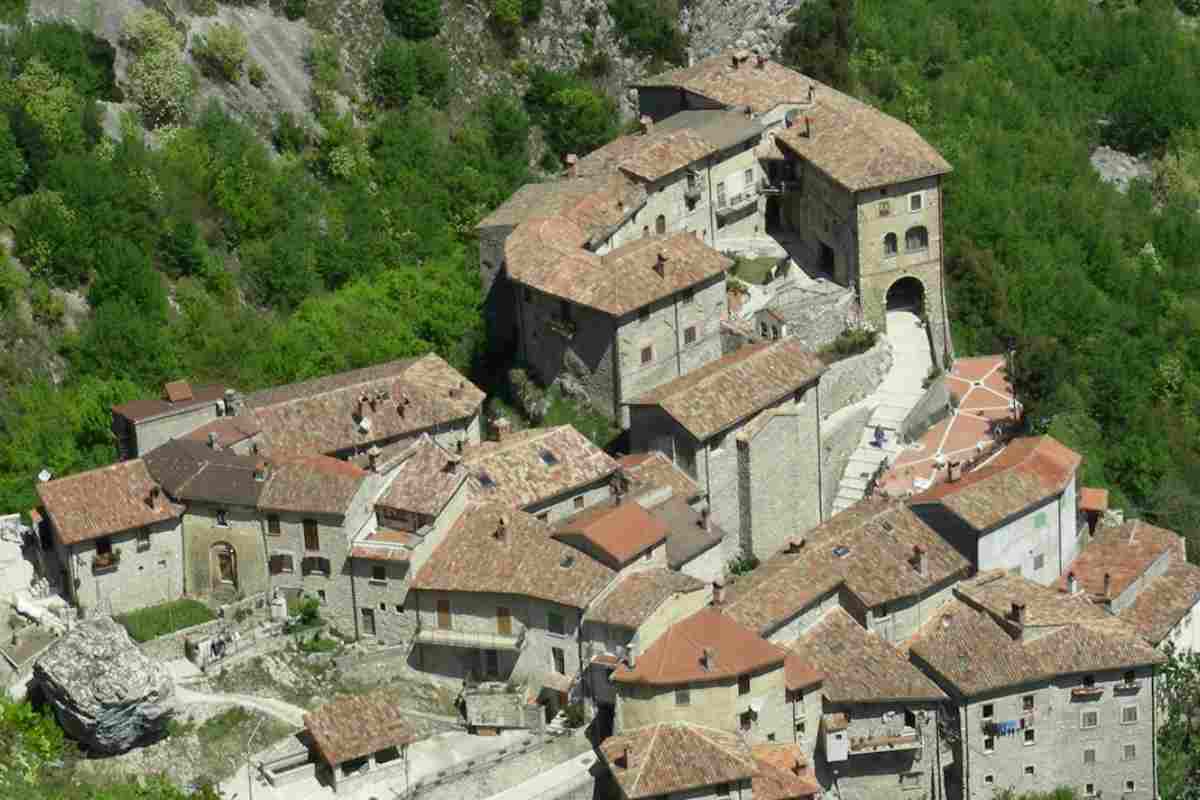 Qui Storia E Natura La Fanno Da Padroni, Questo Borgo Scenografico Ti Stupirà: Case In Pietra E Panorami Da Sogno 7 Rocca Vittiana
