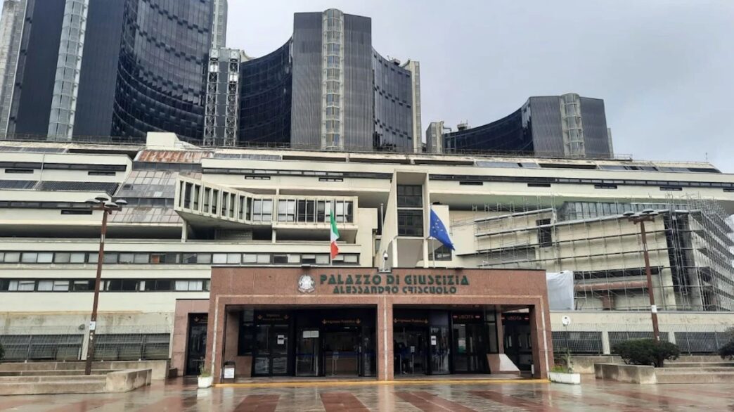 Tentato Suicidio In Tribunale