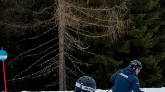 Un Bambino Ipovedente Scia In