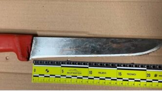 Un Giovane Armato Di Coltello
