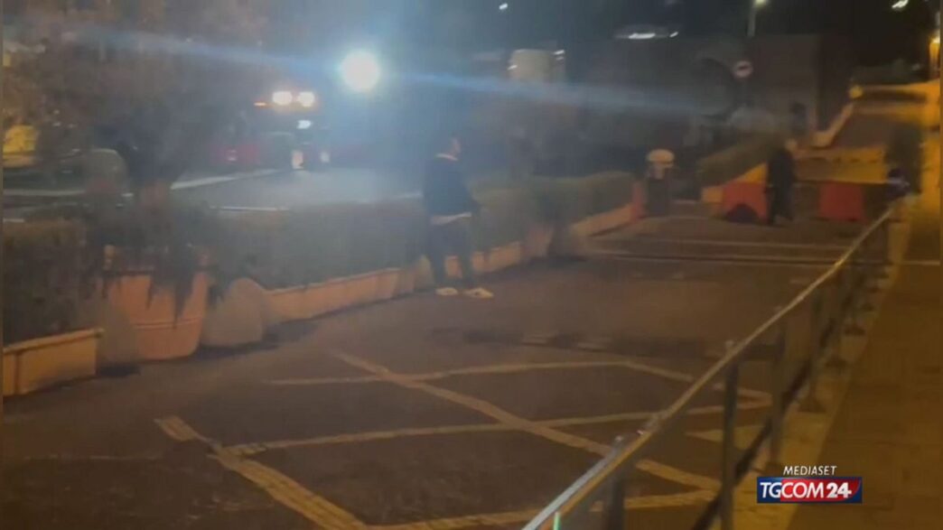 Un Uomo Dedica Le28099Ave Maria Al