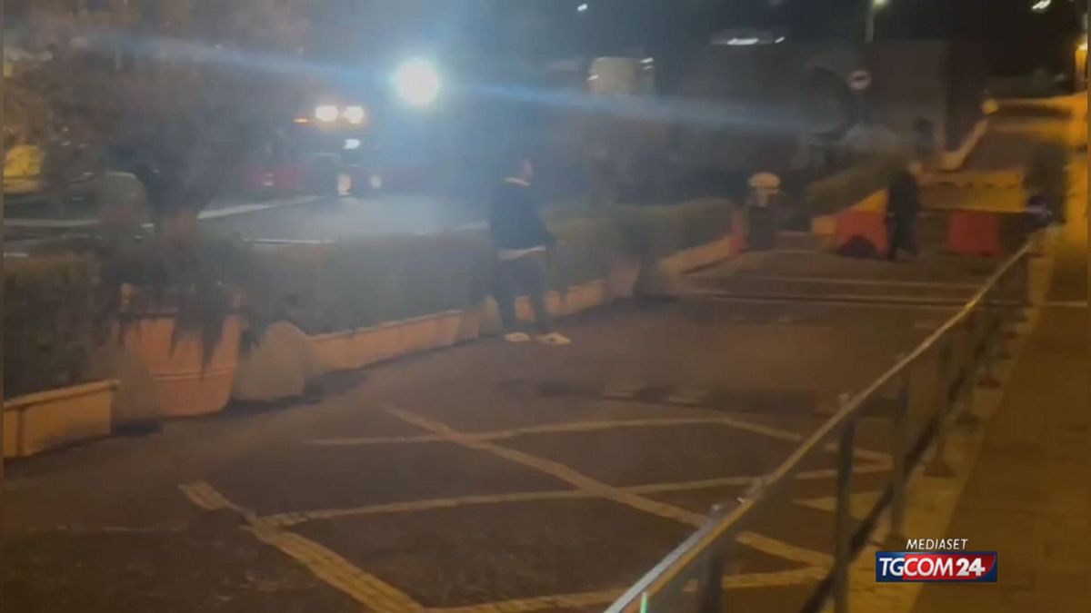 Un Uomo Dedica Le28099Ave Maria Al