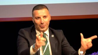 Una Nuova Democrazia In Bilico
