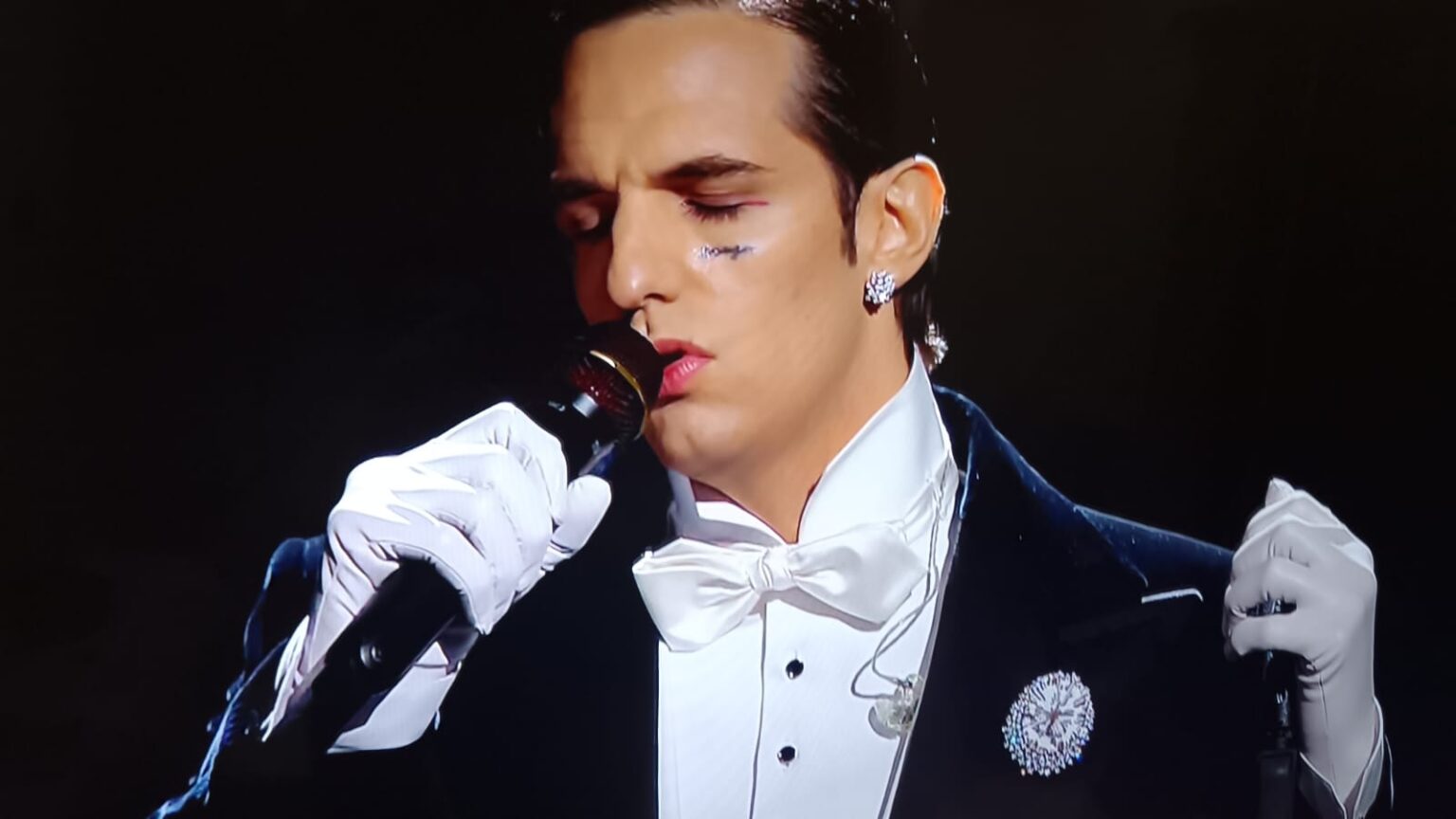 Achille Lauro incanta Sanremo 2025: eleganza in smoking e performance