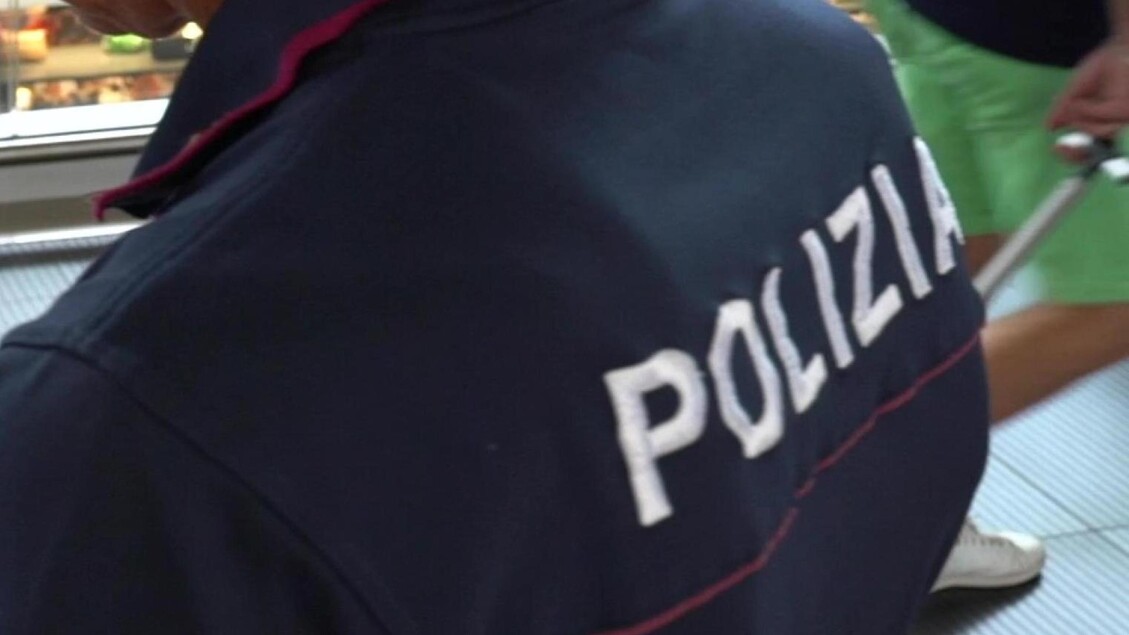 Agente Di Polizia Interviene P
