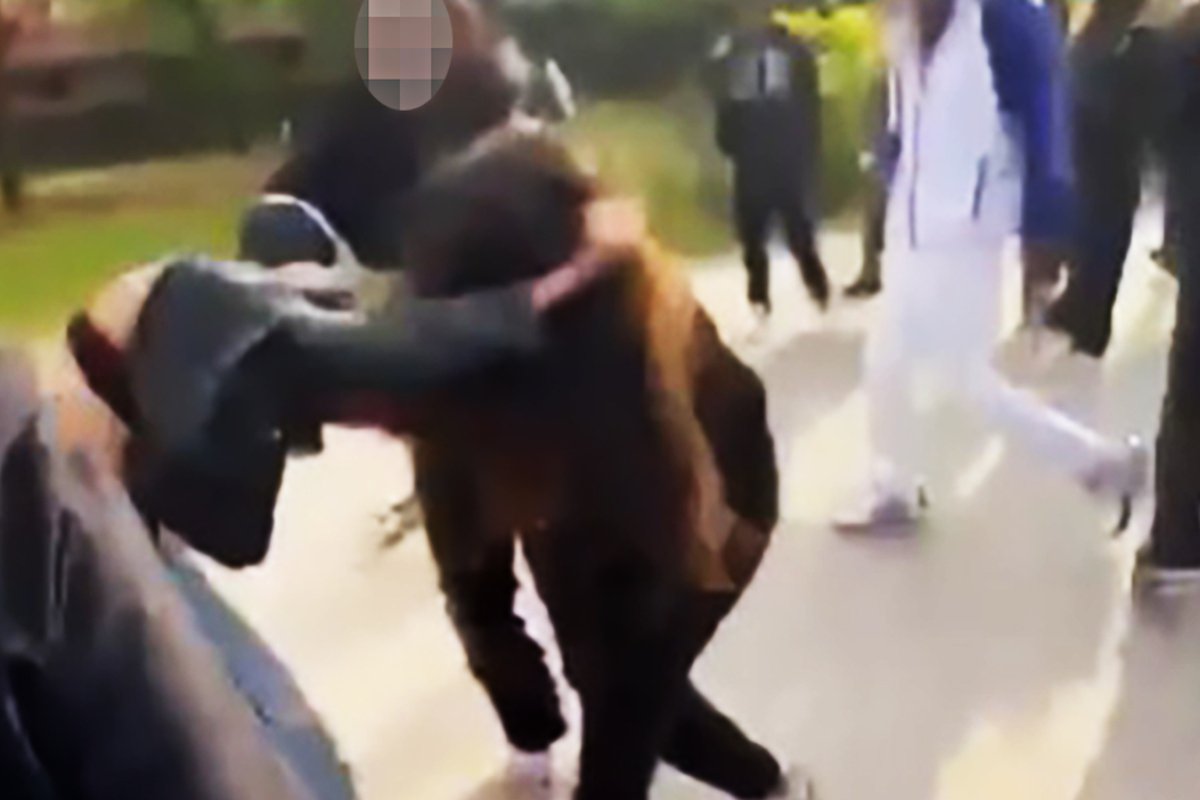 Aggressione Tra Adolescenti A