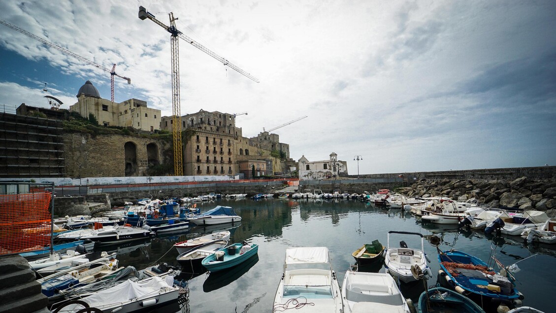 Al Porto Di Pozzuoli Arrivano