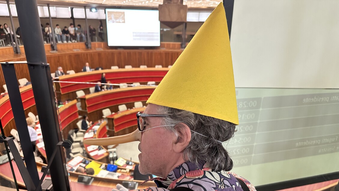 Attivisti Provano A Consegnare