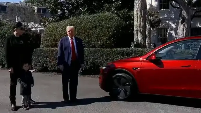 Donald Trump Acquista Una Tesl