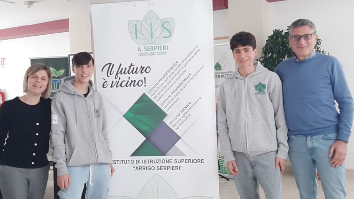 Due Studenti Dell27Istituto Ser