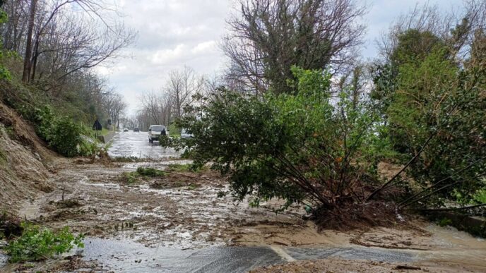 Frana Colpisce La Strada Tra U