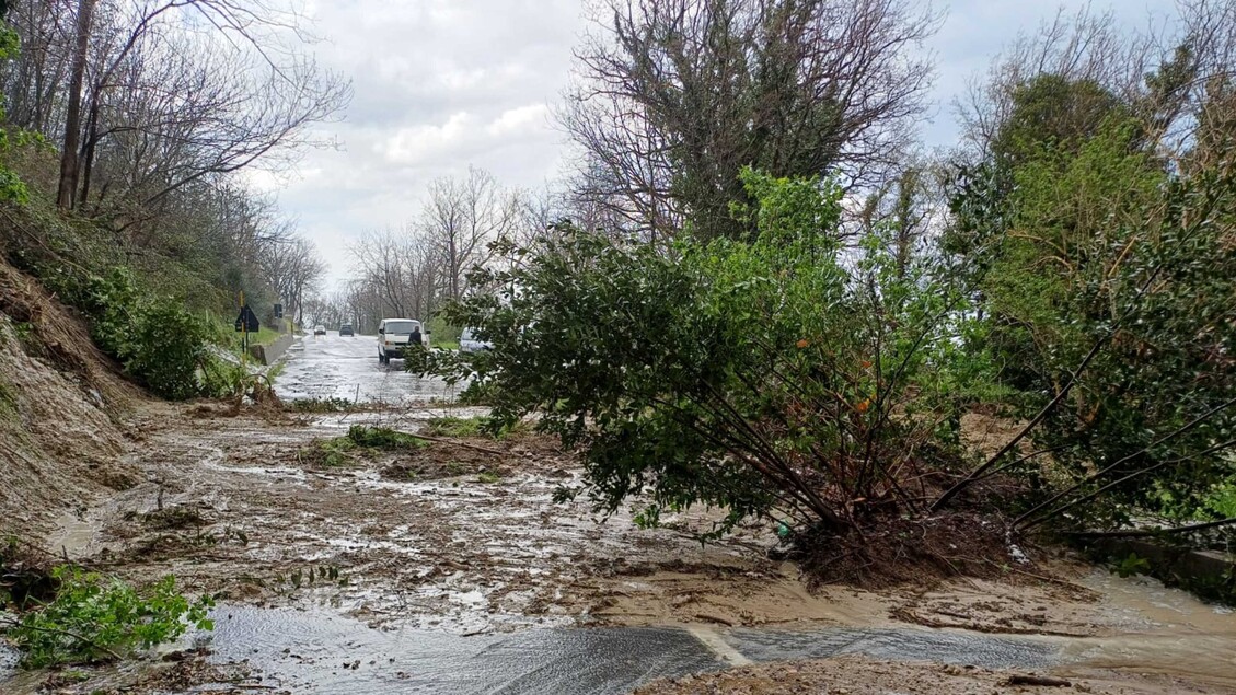 Frana Colpisce La Strada Tra U