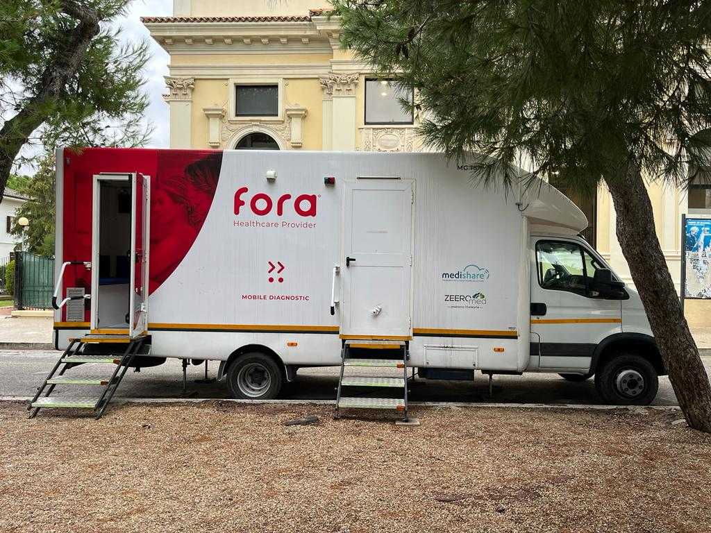 La prevenzione si mette in viaggio: il Camper Rosa fa tappa a Roseto