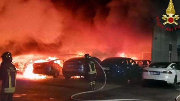 Incendio Distrugge 17 Vetture