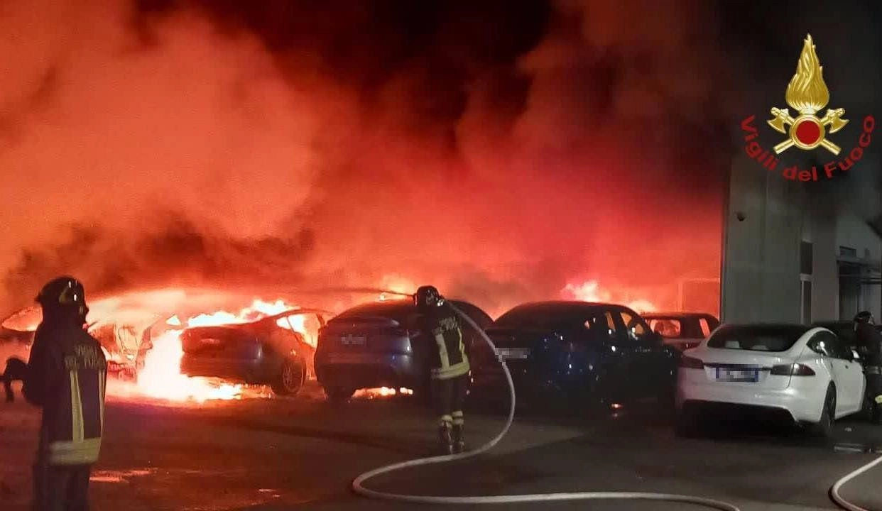 Incendio In Concessionaria Tes