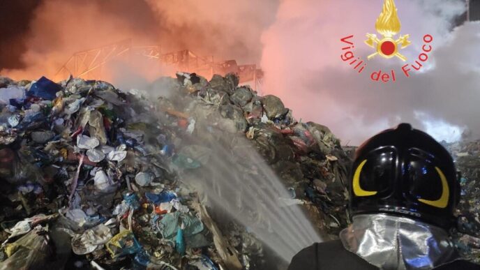 Incendio Nel Piazzale Di Una D
