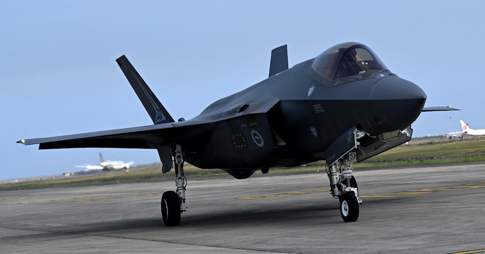 L27F 35 Tra Le Incertezze Polit