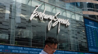 La borsa di Hong Kong in calo3A