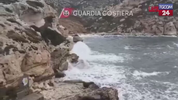 Mare In Tempesta Ostacola Il R