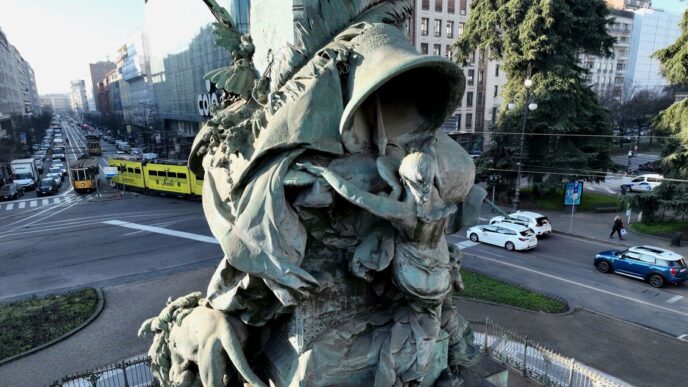 Milano3A Il Restauro Del Monume