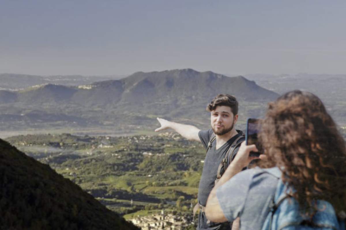 Questo borgo, che si affaccia sulla suggestiva Valle Santa, offre ai visitatori un'esperienza senza tempo