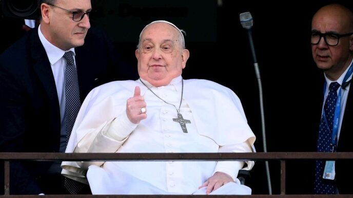 Papa Francesco Mostra Segnali