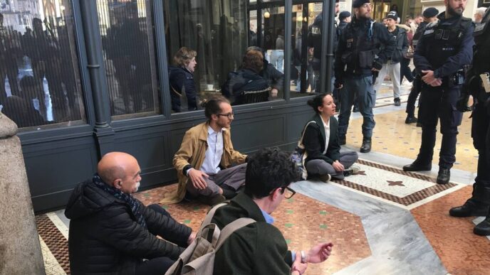Protesta Al Ristorante Cracco3A