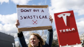 Tesla Subisce Un Forte Calo De