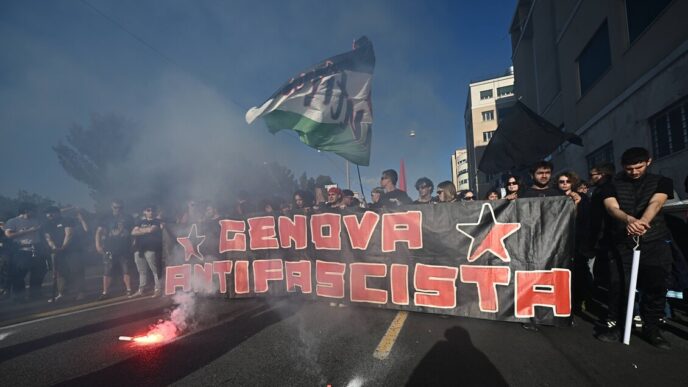 A Genova Due Cortei Nel Centro