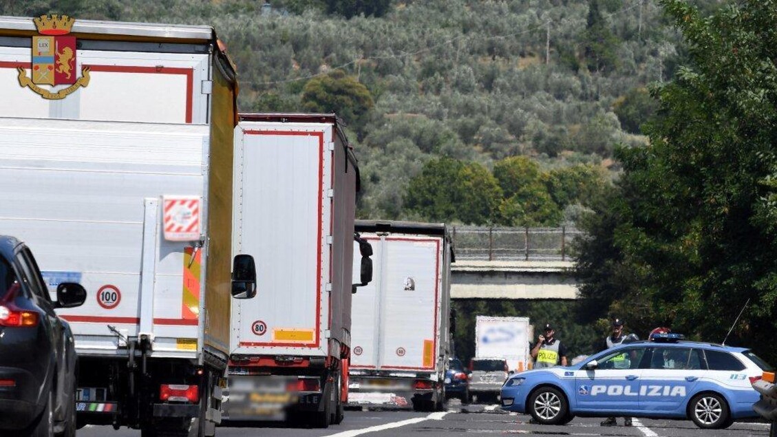 Anziano Guida Contromano Sulla