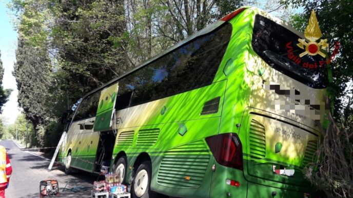 Bus Turistico Esce Di Strada A